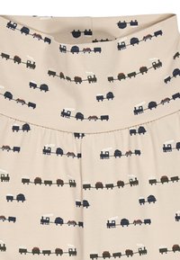 Beżowa tkanina z powtarzającym się wzorem pociągów i ciężarówek w kolorze granatowym, szarym i czerwonym, o gładkiej fakturze i elastycznym pasie.