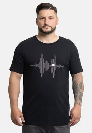 Zwarte t-shirt met korte mouwen, gemaakt van een gladde stof, met een witte geluidsgolfgrafiek over de borst en een klein logo op de mouw.
