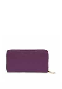 Cartera de cuero morado con superficie texturizada, forma rectangular, cierre de cremallera dorado y un pequeño colgante sujeto al tirador de la cremallera.