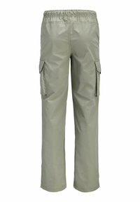 Svetlo olivové zelené cargo nohavice s elastickým pásom a bočnými vreckami so záklopkou, zobrazené zozadu na bielom pozadí.