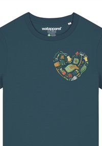 Navyblauwe katoenen t-shirt met een hartvormige graphic van tuingereedschap en planten in lichtgroen en geel. Ronde halslijn, korte mouwen.