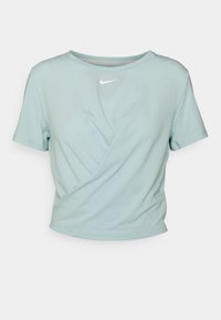 Mintgrön t-shirt med kort ärm, tillverkad av mjukt tyg, med en vriden framsidesdesign och en liten vit logotyp på bröstet.