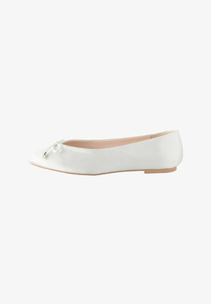 Ballerine blanche à bout pointu, finition satinée, petit nœud décoratif à l'avant et semelle en caoutchouc beige basse.