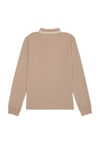Beige poloshirt met lange mouwen en witte strepen op de kraag, van achteren weergegeven op een witte achtergrond.