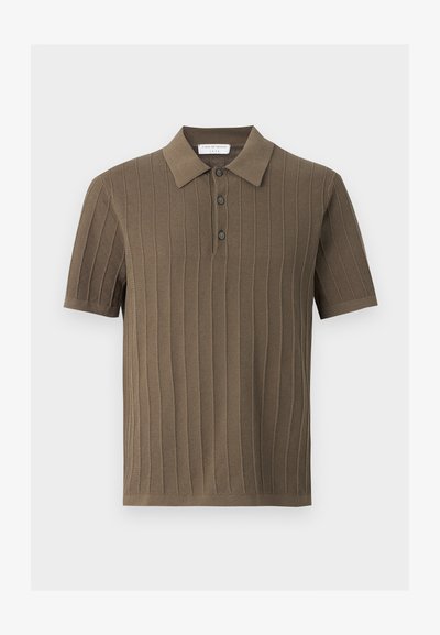 Πλεκτό πουκάμισο πόλο με κοντά μανίκια σε ελαιόχρωμο, με κάθετη ριμπ υφή και τριών κουμπιών πατιλέτα.