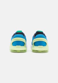 Baskets de sport bleues avec un dessus en mesh texturé, des accents verts, une semelle rembourrée et un talon transparent avec "27C" gravé.