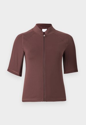 Maillot de ciclismo marrón de manga corta con cremallera frontal, cuello alto y logo sutil en el pecho izquierdo sobre un fondo blanco.