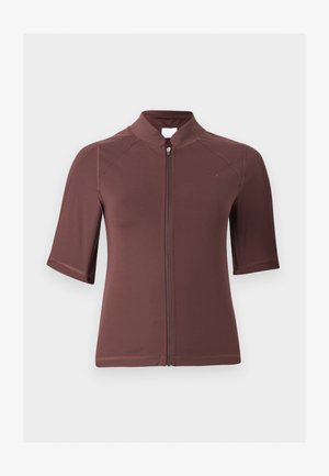 Maillot de ciclismo marrón de manga corta con cremallera frontal, cuello alto y logo sutil en el pecho izquierdo sobre un fondo blanco.