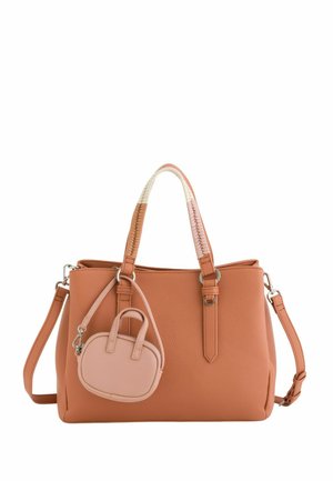 Bolso de mano de cuero marrón claro con dobles asas superiores, correa de hombro desmontable y monedero pequeño rosa rubor con cremallera adjunto.