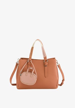 Skórzana torba w kolorze jasnobrązowym z dwoma górnymi uchwytami, odczepianym paskiem na ramię i przymocowanym małym różowym portfelem na monety z zamkiem.