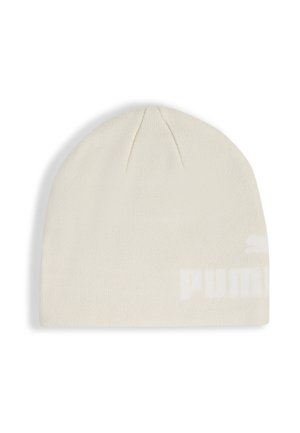 Gorro de punto color crema con una textura suave y una parte superior redondeada. Presenta un sutil logo de marca impreso en color claro en el costado.