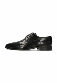 Zapato de vestir de cuero negro con textura de cocodrilo, punta afilada y cordones. Suela resistente con un tacón bajo y un sutil logo en el costado.