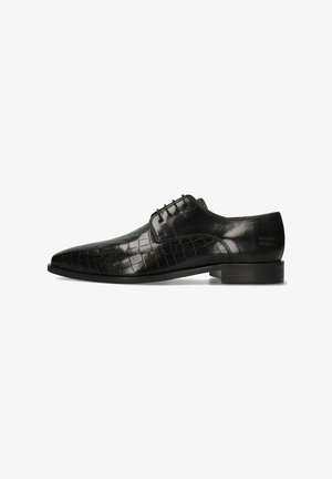 Chaussure habillée en cuir noir avec texture crocodile, bouts pointus et lacets. Semelle robuste avec un talon bas et un branding subtil sur le côté.