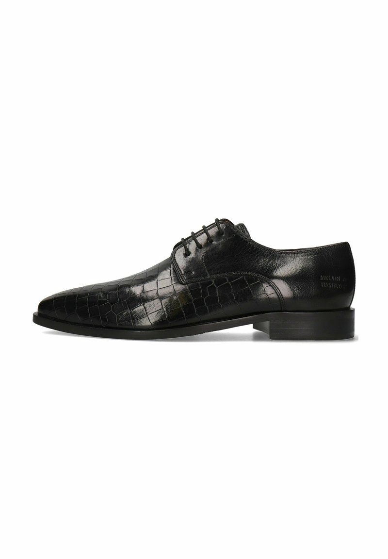Zapato de vestir de cuero negro con textura de cocodrilo, punta afilada y cordones. Suela resistente con un tacón bajo y un sutil logo en el costado.