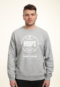 Grauer Sweatshirt aus Baumwolle mit einem grafischen Design, das den Text "27 HOOPS BALLERS TWENTY.SEVEN" in Weiß zeigt, runder Halsausschnitt und lange Ärmel.