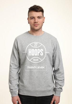 Szara bluza z bawełny, zdobiona graficznym wzorem z napisem "27 HOOPS BALLERS TWENTY.SEVEN" w białym kolorze, okrągły dekolt i długie rękawy.