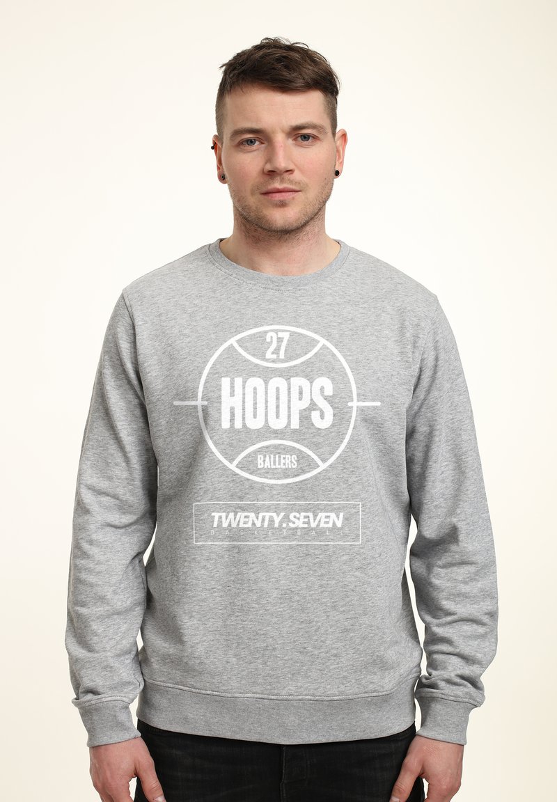 Grauer Sweatshirt aus Baumwolle mit einem grafischen Design, das den Text "27 HOOPS BALLERS TWENTY.SEVEN" in Weiß zeigt, runder Halsausschnitt und lange Ärmel.