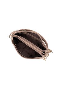 Beżowa skórzana torebka z plecionym uchwytem, wieloma przegrodami i złotymi suwakami. Wnętrze wykończone jest gładką, ciemną tkaniną.