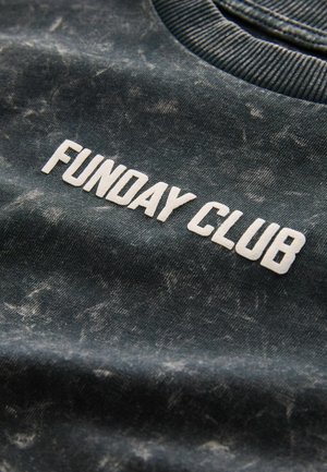 Hanorac din denim întunecat cu textură estompată și text alb „FUNDAY CLUB” pe față. Design cu guler rotund reiat.
