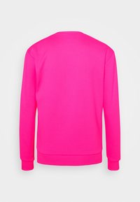 Sweat-shirt rose vif à manches longues avec poignets et ourlet côtelés, présenté de dos sur un fond uni gris clair.