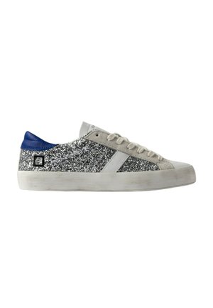 Sneaker glitterati con corpo argento, striscia laterale bianca e tallone blu. Presentano una finitura texture e una suola in gomma.
