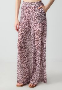Pantalons légers en imprimé léopard rose transparent avec une taille élastique et des poches latérales, présentant un design à jambes larges qui s'évase en bas.