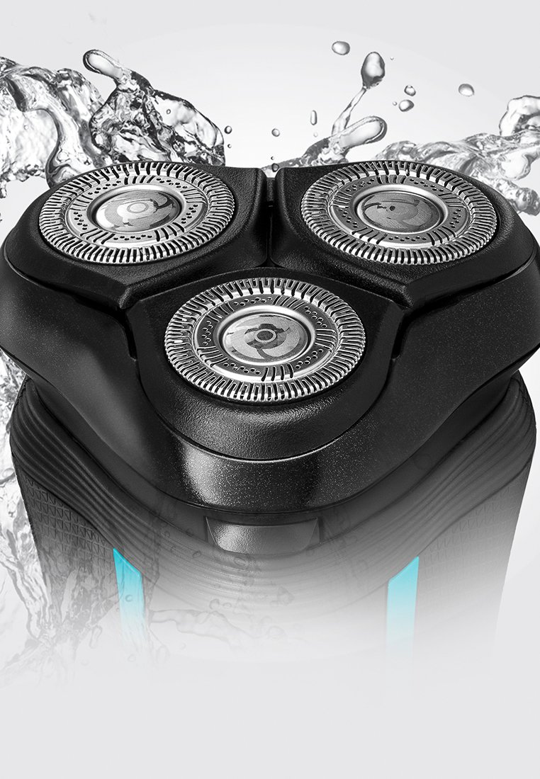 Afeitadora eléctrica negra con tres cabezales de afeitado circulares, acentos metálicos, agarre texturizado y detalles de luz azul, rodeada de salpicaduras de agua.