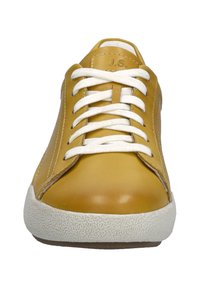 Gule lædersneakers med hvide snørebånd, en tekstureret hvid sål og diskrete stikninger på siderne.