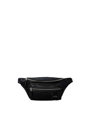 Sac banane en cuir noir avec deux fermetures éclair argentées et patch logo Calvin Klein sur la poche avant sur fond blanc.
