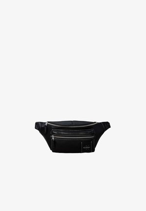 Sac banane en cuir noir avec deux fermetures éclair argentées et patch logo Calvin Klein sur la poche avant sur fond blanc.