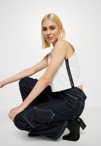 Calvin Klein Jeans LOGO TAPE MILANO LOOSE  - Top - bright white