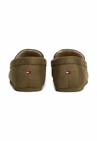 Zapatillas de ante verde oliva con un interior suave, corte bajo en la parte trasera y pequeño logotipo bordado en rojo, blanco y azul en el talón.
