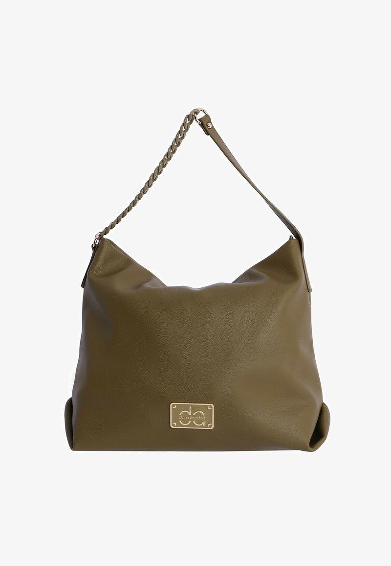 Bolso de mano de cuero sintético verde olivo con un diseño holgado, correa de cadena trenzada y una placa de logo dorada en el frente.