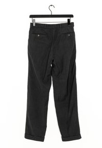 Svarta linbyxor med rak bendesign, utrustade med två bakfickor med knappdetaljer och uppvikta fållar.