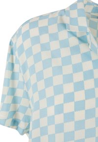 Chemise à manches courtes avec un motif à carreaux bleu clair et blanc. Fabriquée en tissu lisse avec un col classique et une coupe décontractée.