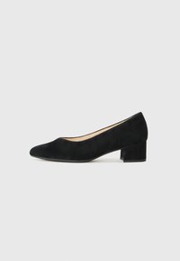 Svart suede pump med spiss tå og lav blokkhæl. Glatt tekstur og enkelt design, uten tilleggsmønstre eller aksenter.