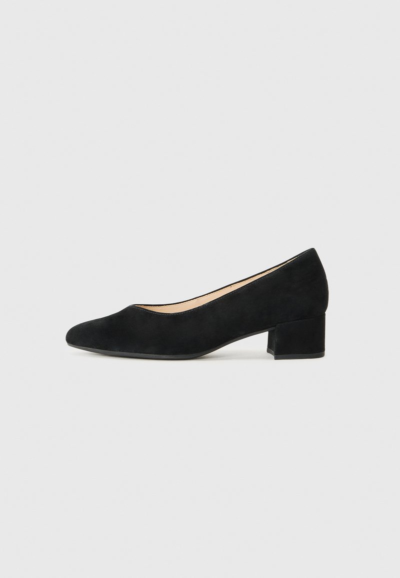 Svart suede pump med spiss tå og lav blokkhæl. Glatt tekstur og enkelt design, uten tilleggsmønstre eller aksenter.