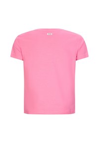Różowa koszulka z krótkim rękawem wykonana z miękkiego materiału; ma okrągły dekolt i małą metkę z tyłu. Prosty, jednolity wzór.
