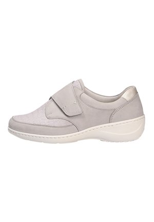 Hellgrauer Schuh mit strukturiertem Vorderteil, glatten grauen Seiten, verstellbarem Klettverschlussriemen und einer gepolsterten weißen Sohle für Komfort.