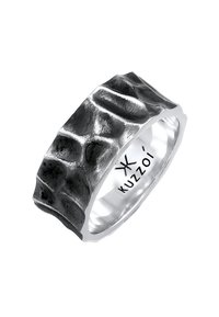 Anello in argento testurizzato con una finitura nera opaca, caratterizzato da un design ondulato e scultoreo. Interno contrassegnato dal nome del marchio "Kuzoi."