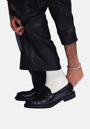 Vinny's, YARDEE STUDDED LOAFER -VINNY'S & BARE KNUCKLES- - Scarpe senza lacci - black studded leather