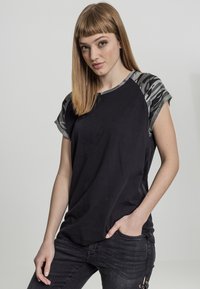 Urban Classics - CONTRAST RAGLAN - Print T-shirt - black/darkcamo Thumbnail Image 1