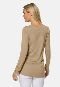 MADELEINE MIT RAFF UND KNOTEN-EFFEKT - Langarmshirt - caramel