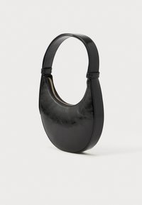 Borsa in pelle nera dalla forma tondeggiante, con texture liscia e un manico corto. Presenta una cerniera dorata visibile su un lato.