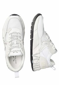 Weiße Sneaker aus Mesh- und Wildledermaterialien, runde Zehenpartie, texturierte Schnürsenkel, gepolsterter Kragen, mit einer schwarzen Außensohle und grauen Akzenten.