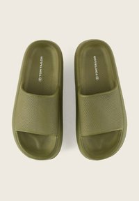 Sandales à glissière vert olive avec des brides texturées, design ouvert à l'avant et logo "TOM TAILOR" imprimé sur le dessus. Fabriquées en matériau léger.