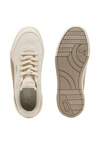Cremefarvet Puma sneakers vist fra top- og sålesyn, med snørebånd, perforeringer og brandlogoer på siden og ydersålen.