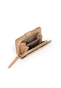 Beżowy skórzany portfel z fakturowanym wykończeniem. Posiada zamek błyskawiczny, wiele przegródek na karty oraz wewnętrzną kieszeń na banknoty.