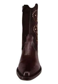 Brązowy skórzany botek za kostkę z szpiczastym noskiem, zamszowymi panelami i dekoracyjnymi ćwiekami po bokach. Posiada zamek błyskawiczny z tyłu.