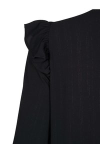 Tela de vestido negra con un patrón texturizado y un detalle de hombro con volantes. Material suave y fluido con un brillo sutil.